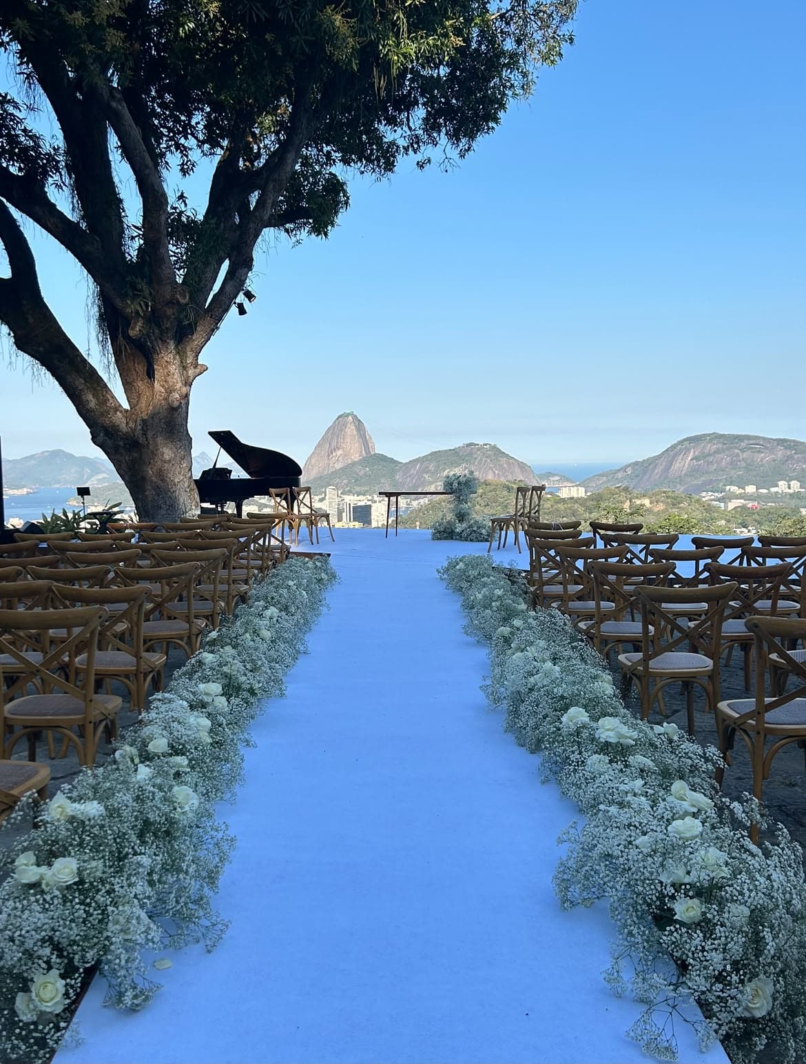 Cerimônia ao ar livre com vista para o Pão de Açúcar