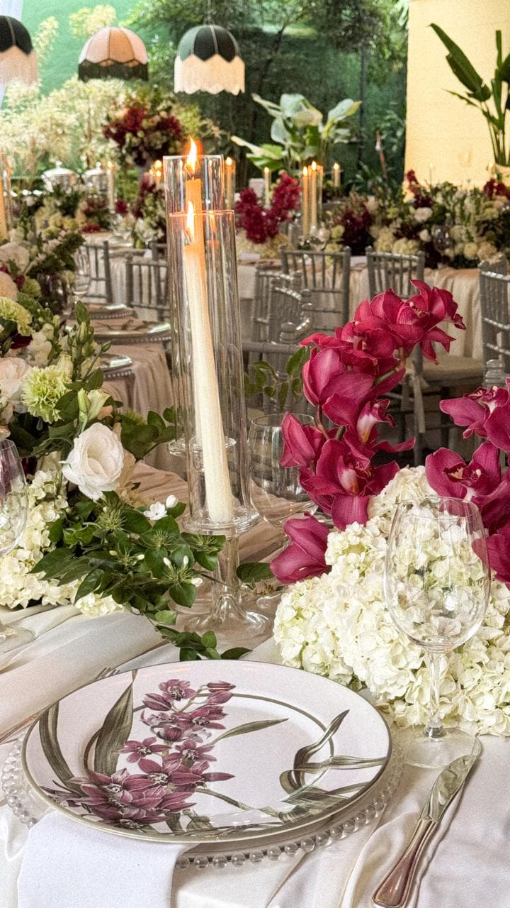 Detalhe da mesa posta com orquídeas e velas