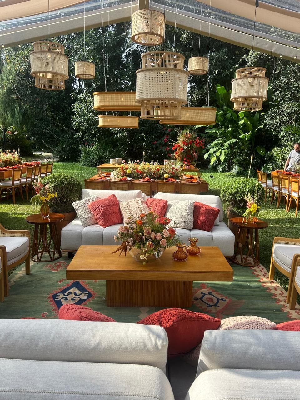 Lounge sob toldo com pendentes de palhinha