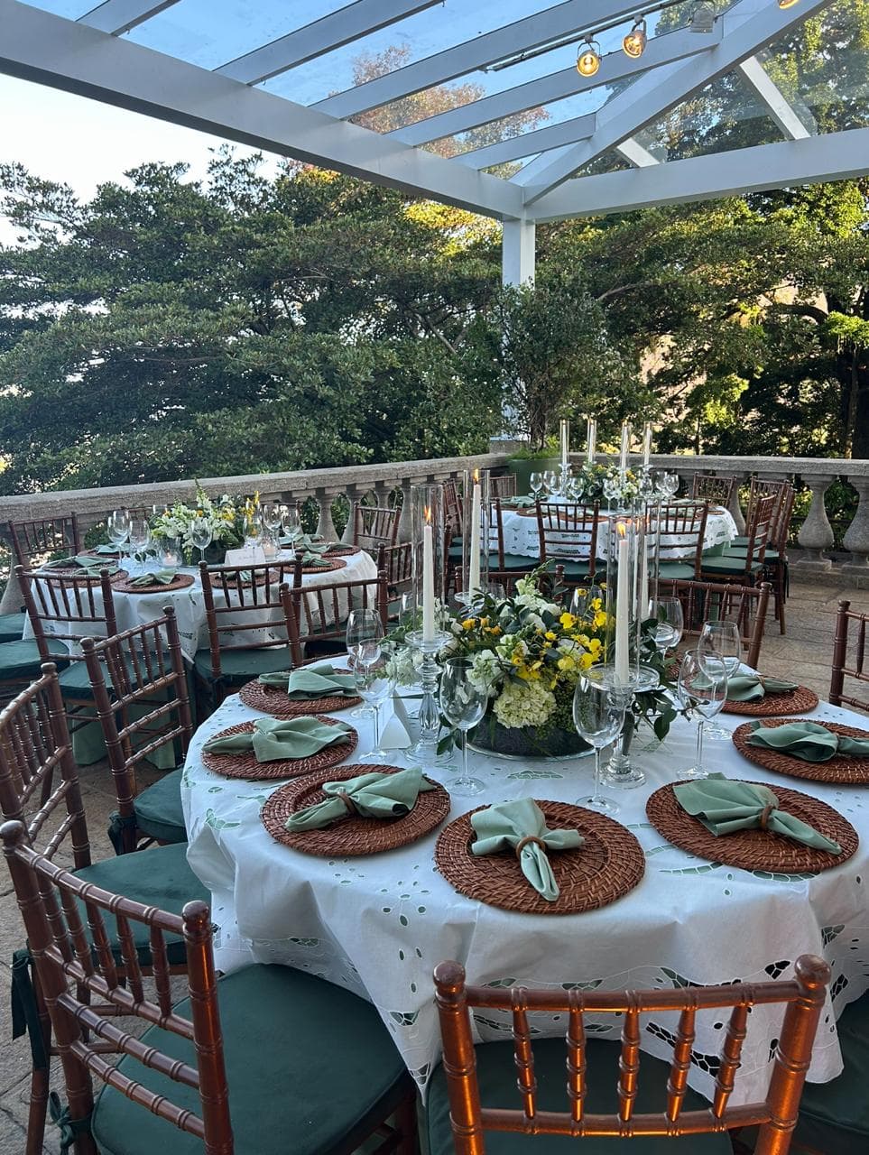 Mesas redondas em terraço ao entardecer